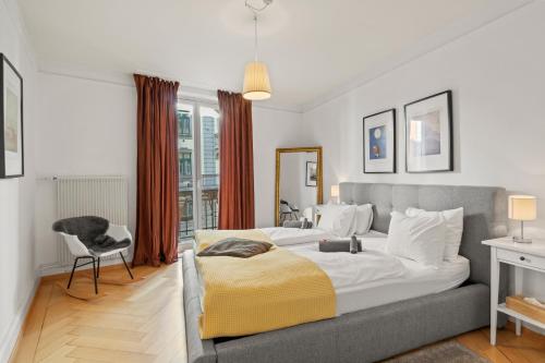 Tempat tidur dalam kamar di Modern & Central Apartments