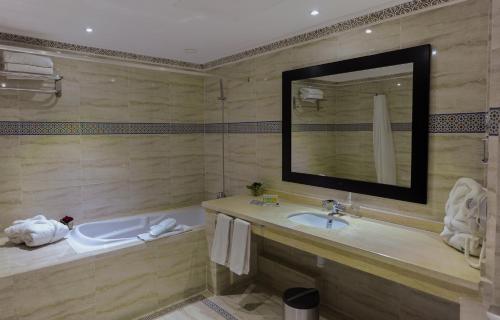 Salle de bains dans l'établissement Ennakhil Marrakech Hotel & SPA