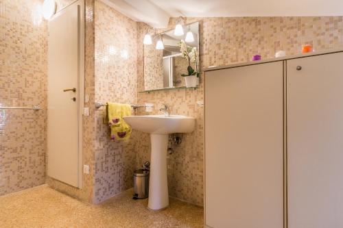 un baño con lavabo y espejo en Red House close to @Accademia Bridge, en Venecia