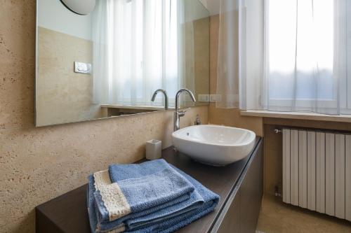 a bathroom with a sink and a mirror at Arena Verona Centro in Verona