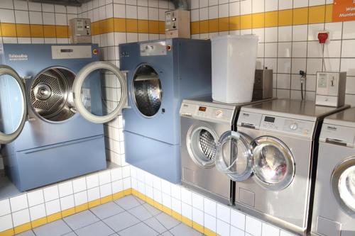 a bunch of washing machines in a laundry room at Siblu camping in de Bongerd in Oostkapelle