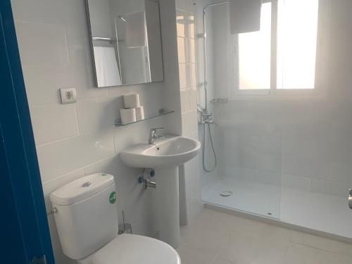 biała łazienka z toaletą i umywalką w obiekcie Apartamentos Tao Noah w mieście Puerto del Rosario