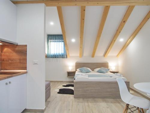 ein Schlafzimmer mit einem Bett in einem Zimmer mit Holzdecken in der Unterkunft Apartments Sweet Escape in Dubrovnik