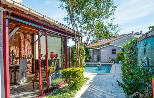 ベルジュラックにあるNice Home In Bergerac With Wifiの庭にスイミングプールがある家