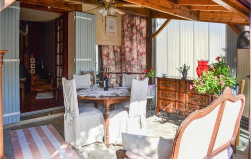 une salle à manger avec une table et des chaises dans l'établissement Nice Home In Bergerac With Wifi, à Bergerac