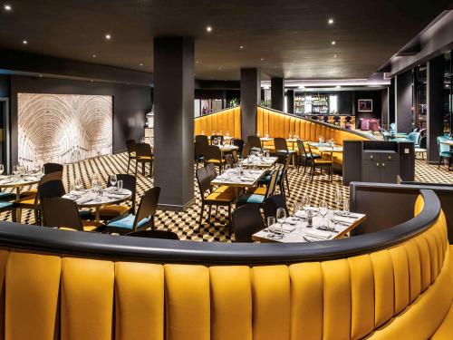 فندق ميركيور إدنبرة سيتي - برينسز ستريت في إدنبرة: غرفة طعام مع طاولات وكراسي في مطعم