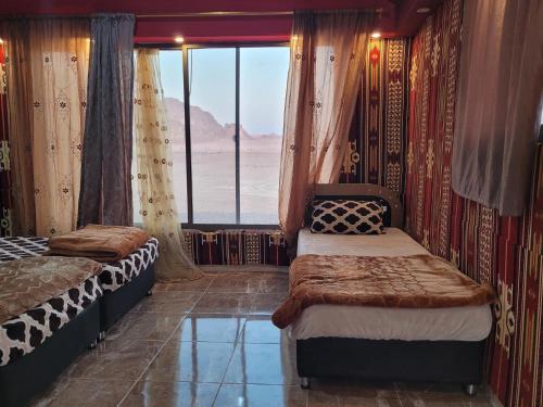 Postel nebo postele na pokoji v ubytování Shakria Bedouin Life Camp