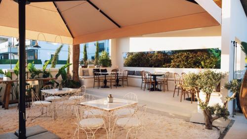 een patio met tafels en stoelen op een balkon bij To Be Social House in Fethiye