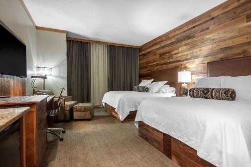 Säng eller sängar i ett rum på Norfolk Lodge & Suites, Ascend Hotel Collection