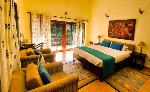 Ένα ή περισσότερα κρεβάτια σε δωμάτιο στο Bandhavgarh Jungle Lodge