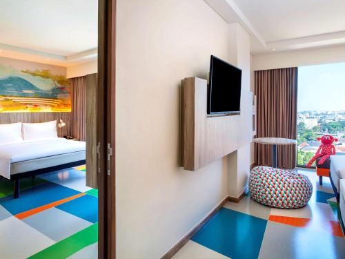 a hotel room with a colorful floor at ibis Styles Bandung Grand Central in Bandung