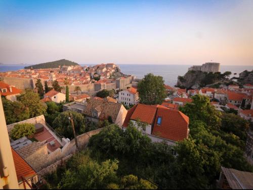 vistas a una ciudad con edificios y al océano en Apartment Rina - Old Town, en Dubrovnik