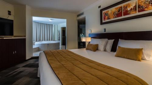 Hotel Costa Pacifico - Suite tesisinde bir odada yatak veya yataklar