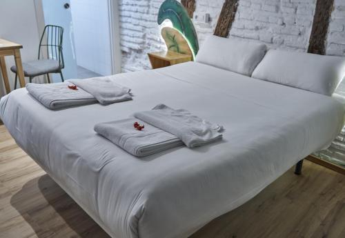 Кровать или кровати в номере Pensión AliciaZzz Bed And Breakfast Bilbao