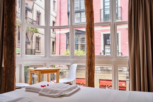 Кровать или кровати в номере Pensión AliciaZzz Bed And Breakfast Bilbao