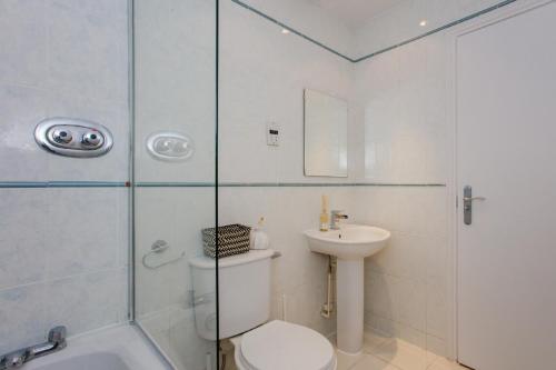 Bathroom sa The Sparkford Gardens - Lovely 2BDR with Balcony