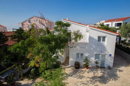 Afbeelding uit fotogalerij van Apartments Yucca in Novalja