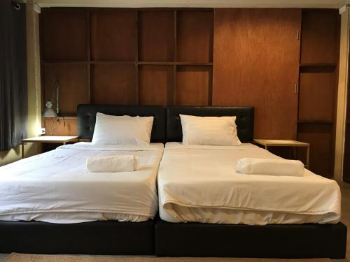 Uma cama ou camas num quarto em Boundary Hostel and Cafe