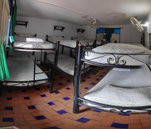 Двухъярусная кровать или двухъярусные кровати в номере hostal alquimista
