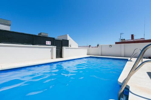 a swimming pool on the roof of a building at Precioso Estudio con Piscina in Málaga