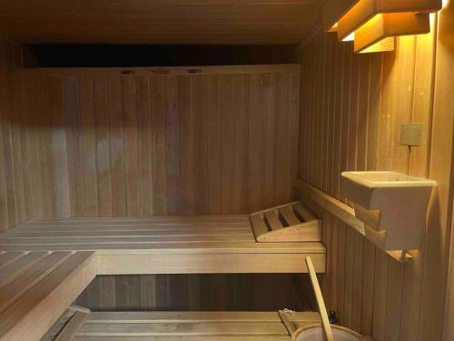 un petit sauna avec un banc et un évier dans l'établissement Schöne ruhige Wohnung (42qm) in Messenähe!, à Düsseldorf