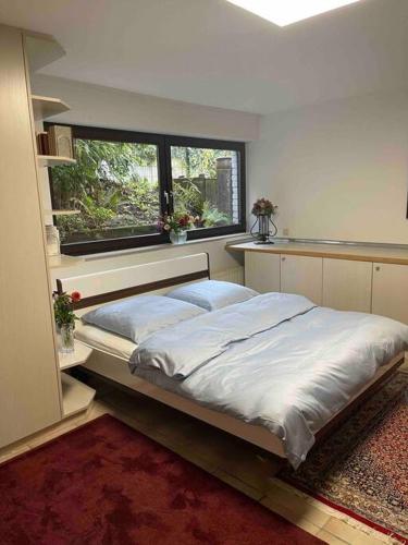 een bed in een kamer met een raam bij Schöne ruhige Wohnung (42qm) in Messenähe! in Düsseldorf