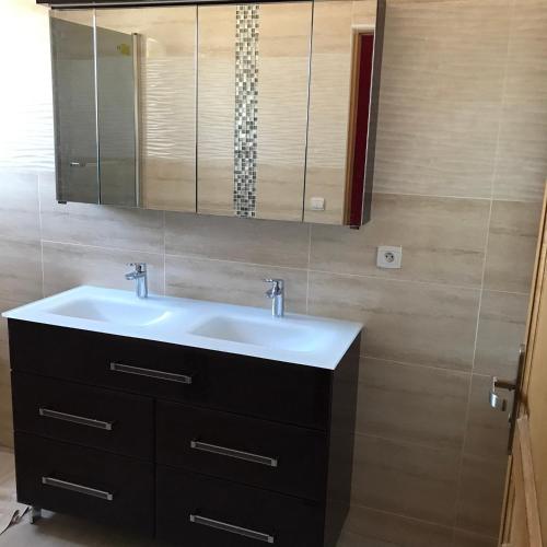 une salle de bain avec un lavabo et un miroir dans l'établissement Maison de charme et accueillante, à Chalifert