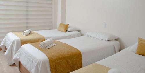 En eller flere senger på et rom på Hotel Bristo Parc - Apartments & Suites - Centro de Cuenca