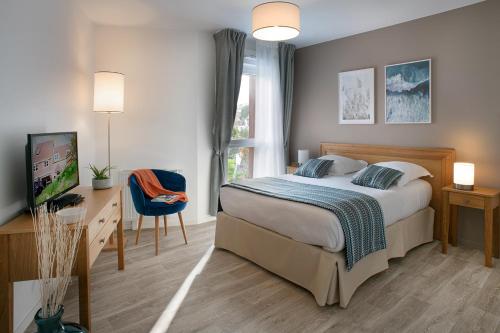 En eller flere senge i et værelse på Domitys Ker Madiou