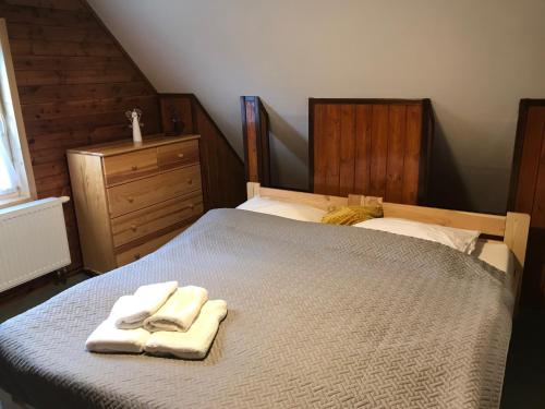 1 dormitorio con 1 cama con toallas en Chata Fanynka en Bělá pod Pradědem