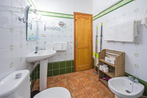 bagno con lavandino e servizi igienici di La Palma a San Juan de la Rambla