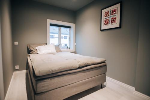 a bed in a bedroom with a window at Trolltunga Living in Tysso