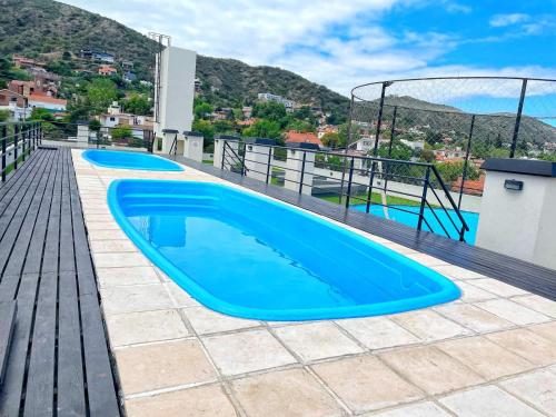 una piscina sul tetto di una casa di Vow a Villa Carlos Paz
