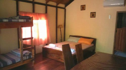 Tempat tidur susun dalam kamar di Los Caceritos