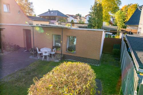 a house with a yard with a table and chairs at Ferien am Bierbach in Eldena