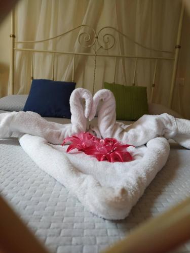 a bed with two swans made out of towels at BB La Bella Addormentata e il Principe Calaf in Lucca