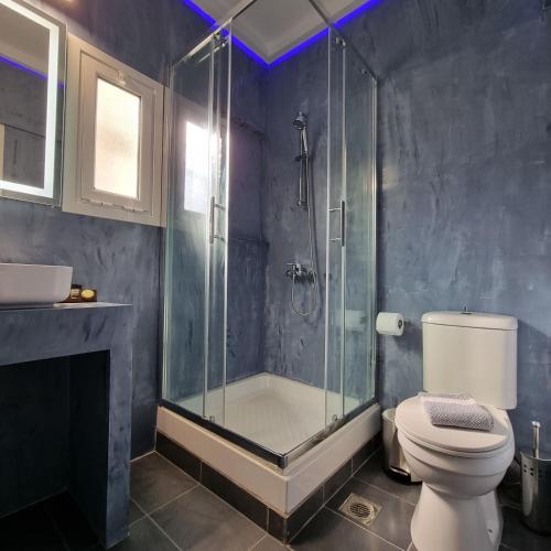 RED ROOMS TSIMISKI 60