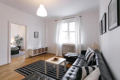 OPERASTREET BLACK & WHITE في فيينا: غرفة معيشة مع أريكة وطاولة