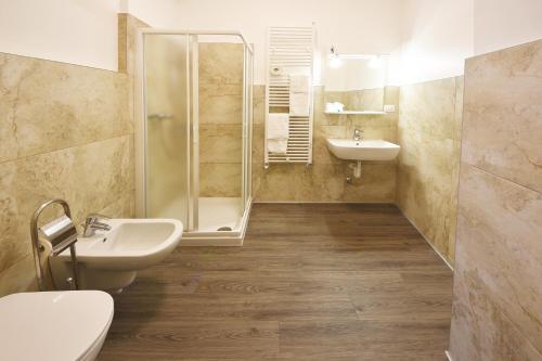La salle de bains est pourvue de toilettes, d'un lavabo et d'une douche. dans l'établissement Centro della Famiglia, à Trévise
