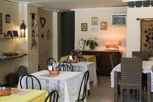 un restaurant avec deux tables et des chaises ainsi qu'un comptoir dans l'établissement Pousada Mucuripe, à Fortaleza