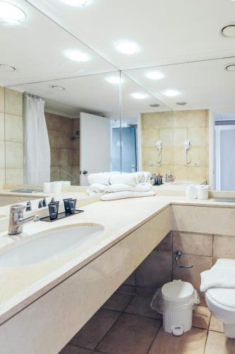 Almog Beach Apartments מגדלי חוף הכרמל חיפהにあるバスルーム