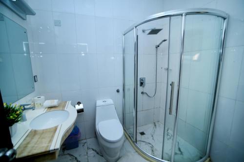 Ένα μπάνιο στο Anabel Apartment and Suites, Abuja