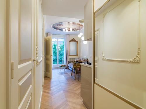 un couloir avec une porte menant à une salle à manger dans l'établissement The Gatsby Suite, à Paris