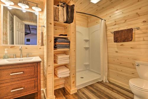 Ванна кімната в Logan Vacation Rental with Deck, Hot Tub and Pond!