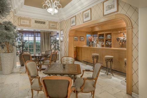 a dining room with tables and chairs and a bar at Hotel Lisboa Plaza - Lisbon Heritage Collection - Avenida in Lisbon