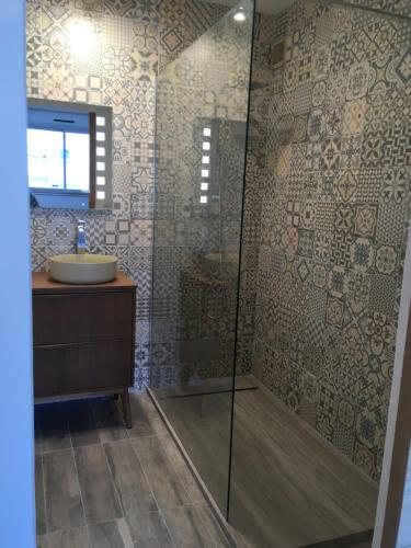 y baño con ducha, lavabo y espejo. en Logement chic - Lyon 6 Brotteaux - Arrivée autonome - Equipé, en Lyon