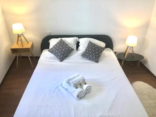 - une chambre avec un lit blanc et 2 lampes dans l'établissement T2 Rénové, moderne et cozy - Centre Historique, à Montpellier