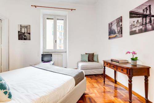 A bed or beds in a room at Large and bright apartment amazing view Basilica San Giovanni in Laterano