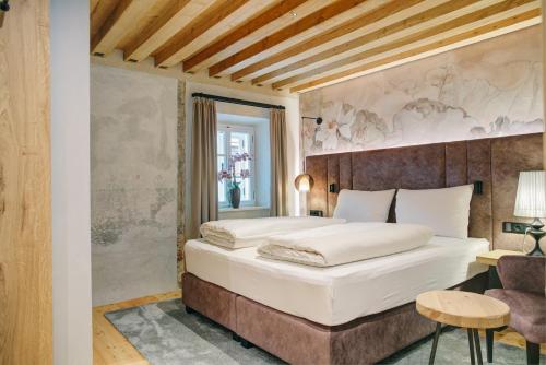 Postel nebo postele na pokoji v ubytování Boutique Hotel im Auracher Löchl