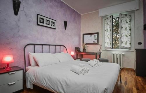 una camera da letto con un grande letto con asciugamani di Pezzotti The Grace a Milano